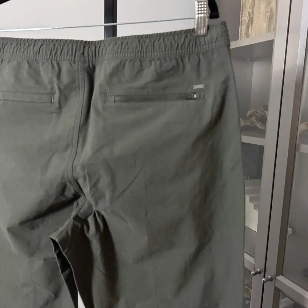 Vuori Barren Explorer Rugged Classic Fit Kale Green Tapered Pants XL NWOT Chino